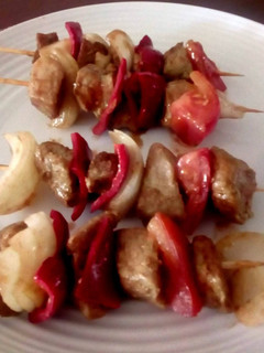 Una foto de Brochetas de Carne de Cerdo🥩 con Verduras🌶🧅🍅