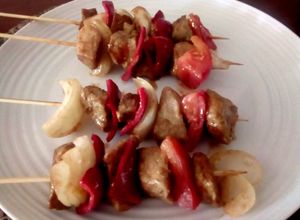 Una foto de Brochetas de Carne de Cerdo🥩 con Verduras🌶🧅🍅