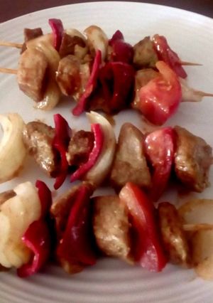 Una foto de Brochetas de Carne de Cerdo🥩 con Verduras🌶🧅🍅