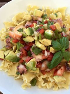 Una foto de Ensalada de pasta con salpicón y aguacate