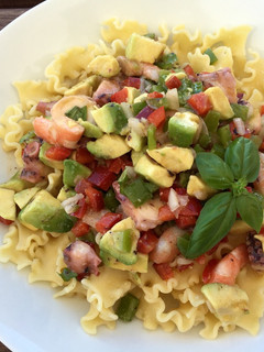 Una foto de Ensalada de pasta con salpicón y aguacate