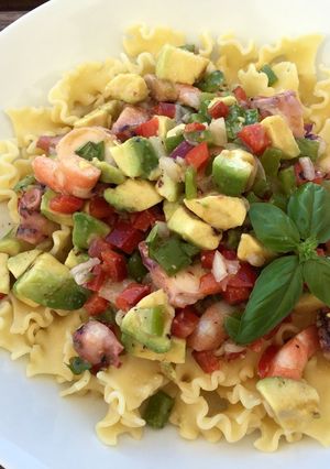 Una foto de Ensalada de pasta con salpicón y aguacate