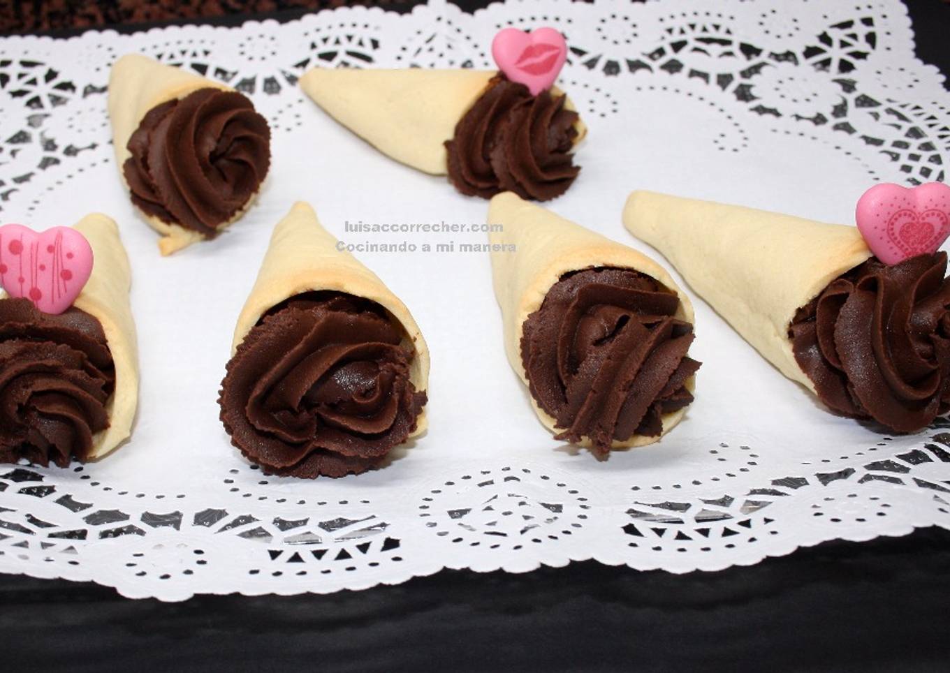Conos de galleta rellenos de gananche de chocolate