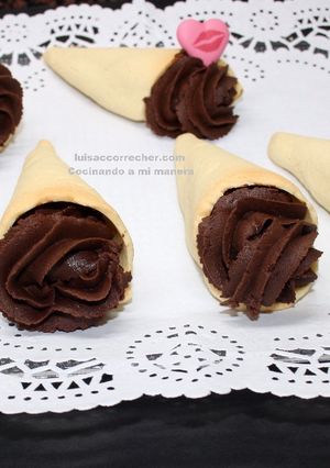 Foto principal de Conos de galleta rellenos de gananche de chocolate