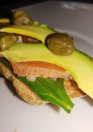 Una foto de Gravlax de salmón