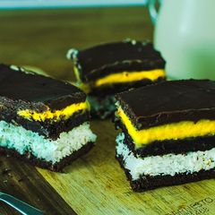 A picture of Bounty Coconut-Cubes.
