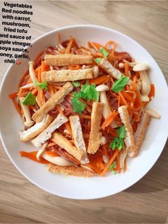 Hình của món Phở gạo lứt trộn chay.