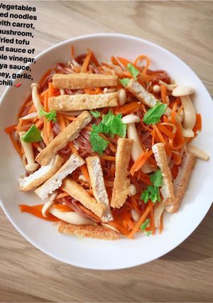 Hình của món Phở gạo lứt trộn chay.
