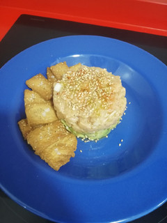 Una foto de Tartar de salmón y aguacate