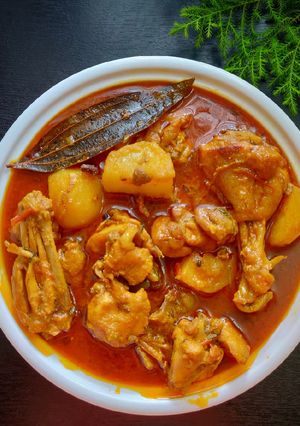 A picture of Odia style Chicken aloo curry.