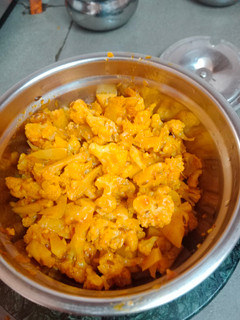 गोभी आलू (Gobhi aloo recipe in hindi) रेसिपी मुख्य फोटो