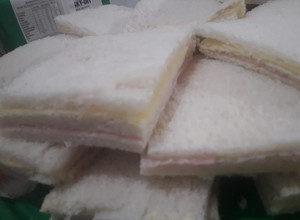 Una foto de Sándwich de miga(casero)~