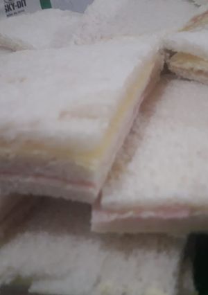 Una foto de Sándwich de miga(casero)~