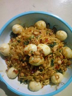 Foto resep Mie goreng ayam geprek telur puyuh