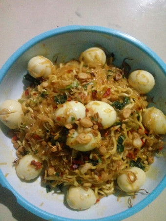 Resep Mie goreng ayam geprek telur puyuh Enak