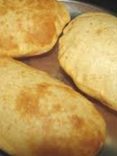 खस्ता फूले हुए भटूरे (khasta foole huye bhature recipe in hindi) रेसिपी मुख्य फोटो