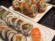 Una foto de sushi kanikama