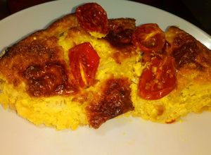 Una foto de Budín o Pastel de Choclo con Cebolla, Queso y Tomates Cherry