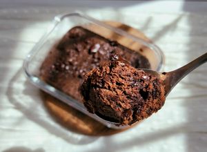 Una foto de 🍫Budín de chocolate saludable 🍫 Ingrediente sorpresa (no es banana🙂‍↔️) listo en 10 minutos! 🍫