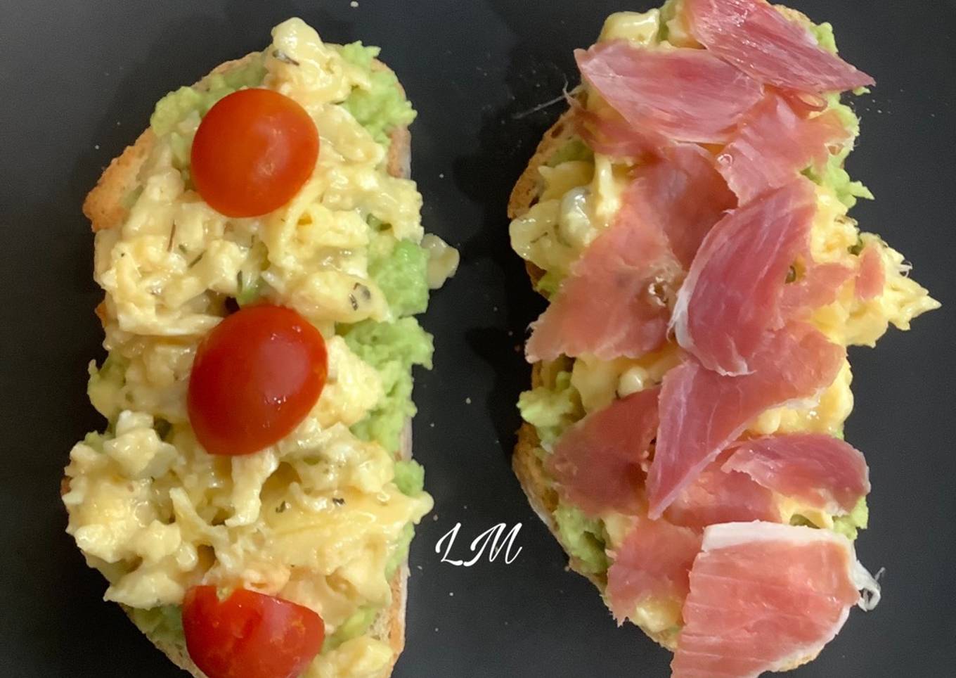 Tosta de aguacate, huevo, queso provolone, tomates cherry y jamón