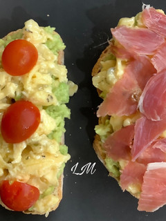 Una foto de Tosta de aguacate, huevo, queso provolone, tomates cherry y jamón