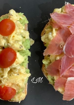 Una foto de Tosta de aguacate, huevo, queso provolone, tomates cherry y jamón