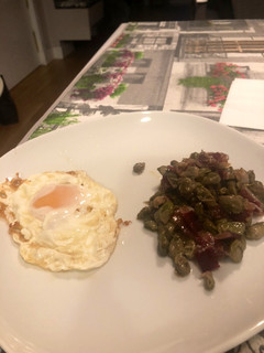 Una foto de Habitas con jamón y huevo