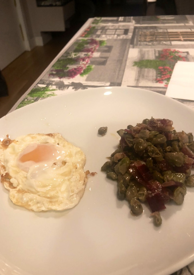Una foto de Habitas con jamón y huevo