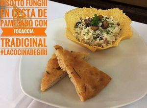 Una foto de Risotto funghi en Cesta de Parmesano