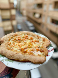 Una foto de Pizza especial con langostinos y aceite de ajo
