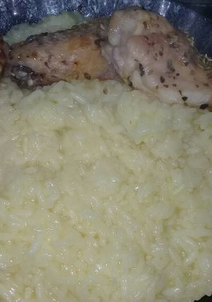 Una foto de Arroz con alitas de pollo
