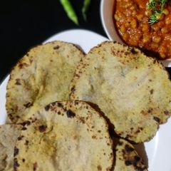 A picture of Methi bajra roti.