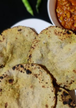 A picture of Methi bajra roti.