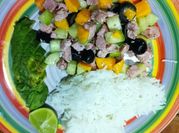 Una foto de atún mango aguacate