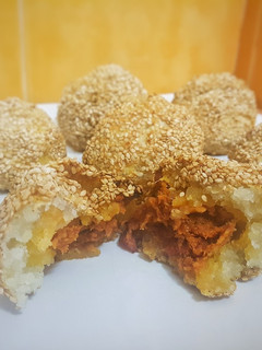 Una foto de Bombas de patata y sobrasada