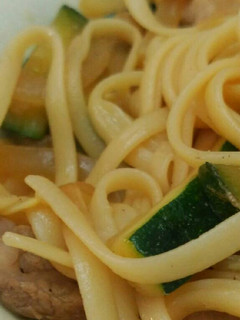 Una foto de Tallarines al estilo oriental