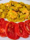 Paella de chocos, langostinos y mejillones