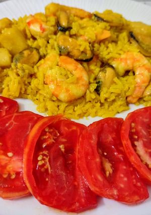 Una foto de Paella de chocos, langostinos y mejillones