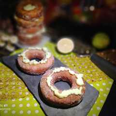 Una foto de Cronuts rellenos de Crema a la Lima y Canela