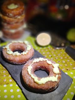 Una foto de Cronuts rellenos de Crema a la Lima y Canela