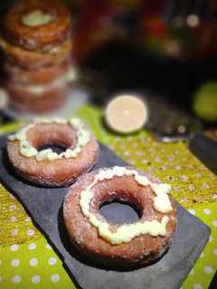 Una foto de Cronuts rellenos de Crema a la Lima y Canela