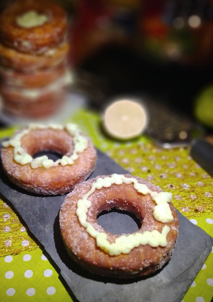 Una foto de Cronuts rellenos de Crema a la Lima y Canela