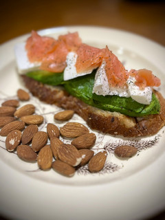 Foto principal de Tostada de aguacate, salmón y queso fresco para arrancar con fuerza