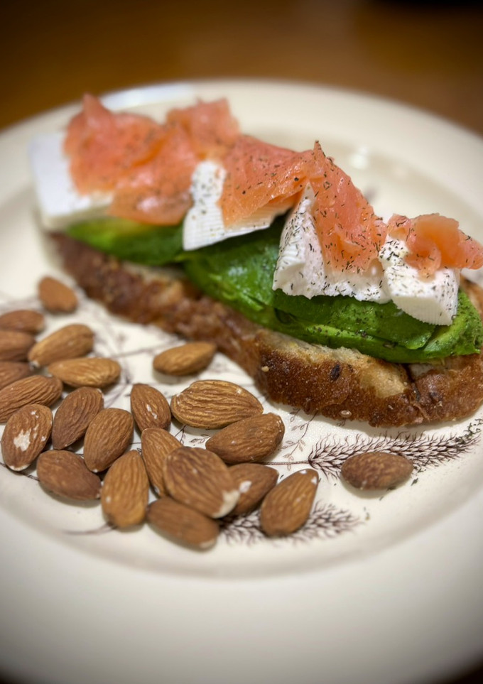 Una foto de Tostada de aguacate, salmón y queso fresco para arrancar con fuerza