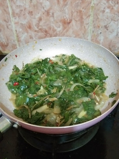 Foto resep Tumis Daun Singkong dan Bilis