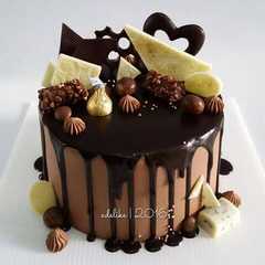 รูปของ Cara menghias kue tart || Choco Drip Cake