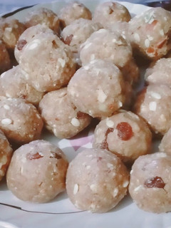 आटे और गोंद के लड्डू (aate aur gond ke ladoo recipe in Hindi) रेसिपी मुख्य फोटो