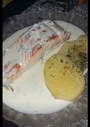 Una foto de Salmón grillado al roquefort