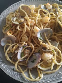 Una foto de Espaguetis con almejas y langostinos