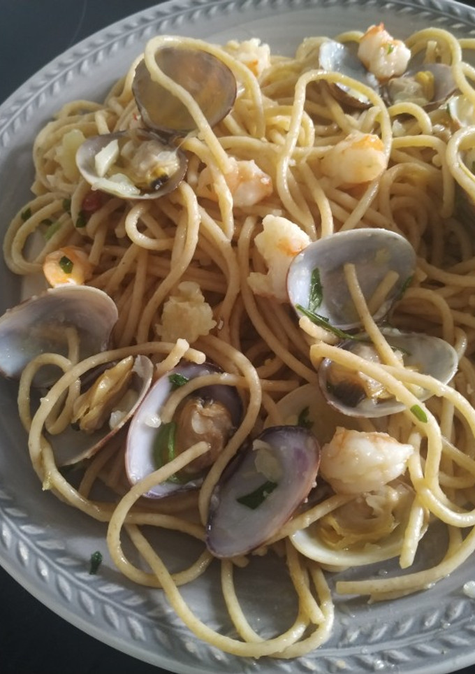 Una foto de Espaguetis con almejas y langostinos